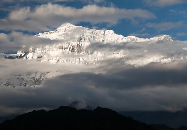 晚上 gurja 雪山-道拉吉里雪山-尼泊尔视图 — 图库照片