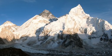 Everest dağının panoramik akşam görünümünden kala patthar