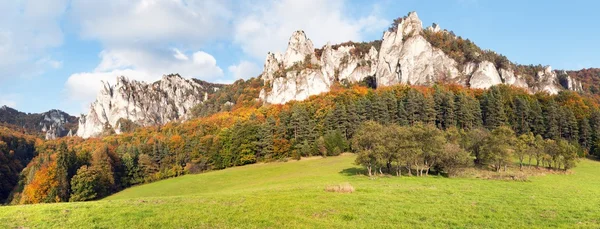 Höstlig panoramautsikt från sulov klippiga bergen — Stockfoto