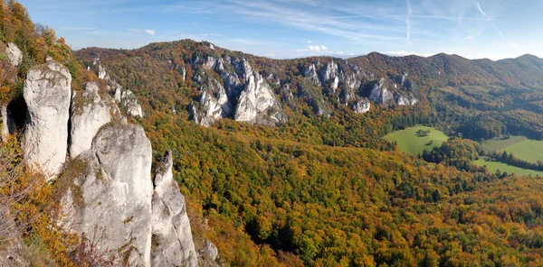 Vue panoramique automnale depuis les rochers de Sulov — Photo