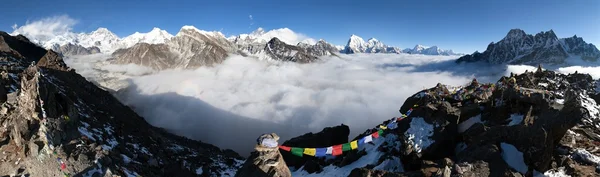 Vue panoramique du Mont everest, le lhotse, cho oyu et makalu du gokyo ri vith prière drapeaux - vallée du khumbu, parc national de sagarmatha - Népal — Stockfoto