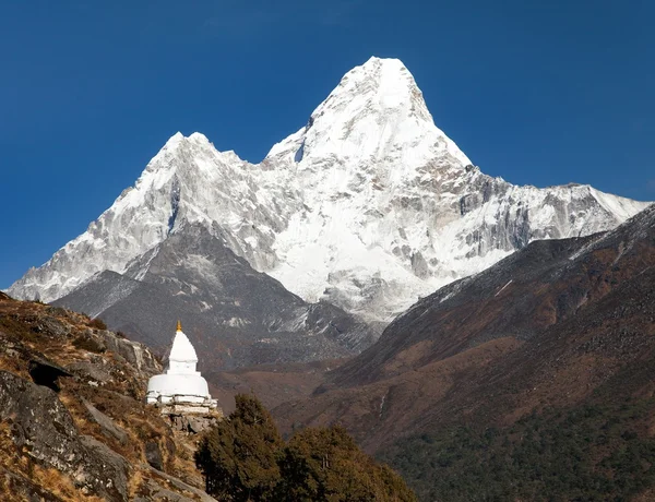 Mount Ama Dablam with stupa near Pangboche village — Stock Photo, Image