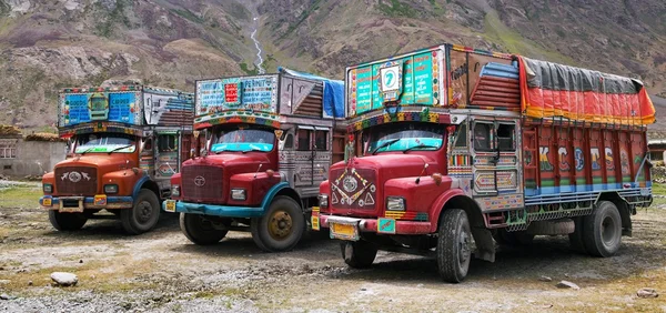 Camion colorati marca TATA in Himalaya indiano — Foto Stock