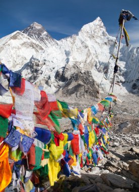 Budist dua bayrakları ile dağ herhangi bir zamanda ve görmek