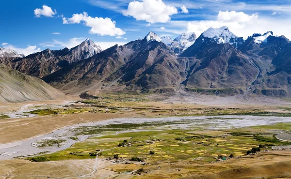 Vista do vale de Zanskar em torno da aldeia de Padum — Fotografia de Stock