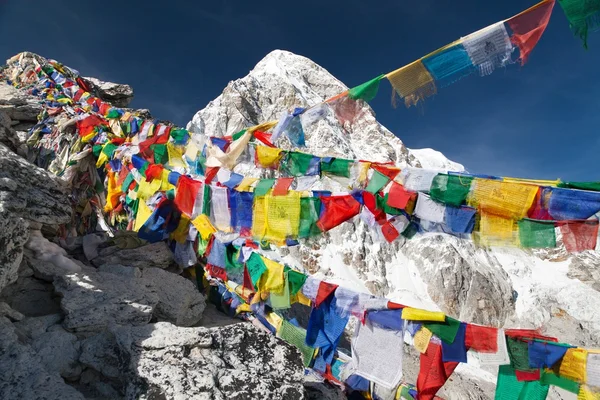 Vista del Monte Pumo Ri con bandiere buddiste di preghiera — Foto Stock