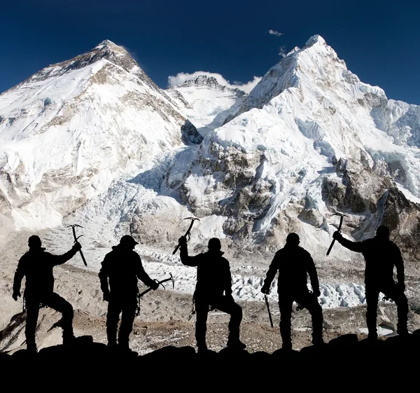 Silueta de hombres con hacha de hielo en la mano, Monte Everest — Foto de Stock