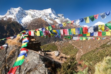Dua bayrakları ve mount Kongde Namche Bazar köyü yakınlarında