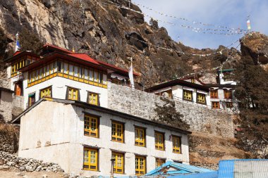 Thame gompa Khumbu manastırda dua bayrakları ile-