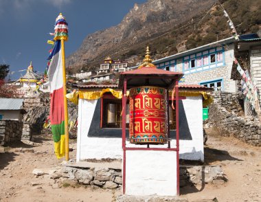 Thamo gompa dua bayrakları ve Budist sembolleri ile