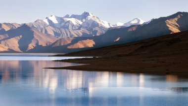 Teknik destek Moriri Gölü ile büyük Himalaya aralığı görünümünü