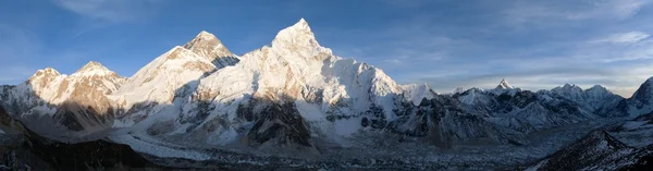 晚上登上珠穆朗玛峰的全景视图 — 图库照片