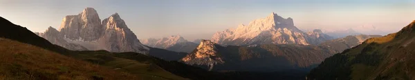 Morgon panoramautsikt över berget Civetta och Mount Pelmo — Stockfoto