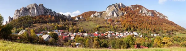 Vrsatec och Vrsatecke Podhradie by - Slovakien — Stockfoto