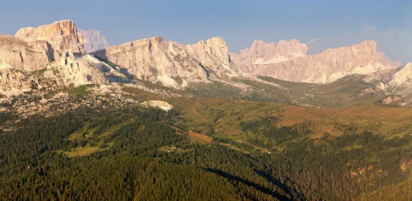 Kvällen utsikten från berget Col Di Lana till gruppo Nuvolau — Stockfoto