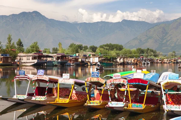 Shikara boten op dal meer met woonboten in srinagar — Stockfoto