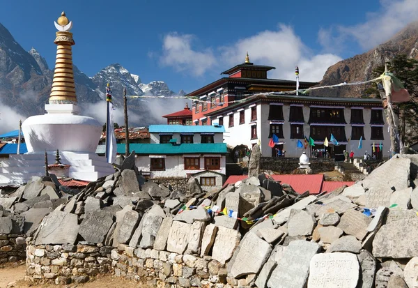 Tengboche Manastırı stupa ve dua ile mani duvar — Stok fotoğraf