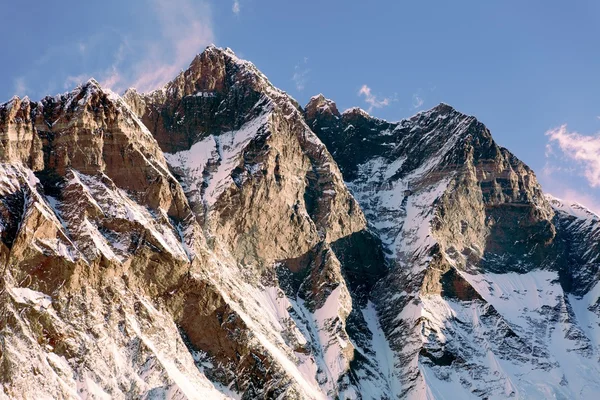 Ochtend uitzicht op Lhotse en wolken op de bovenkant — Stockfoto