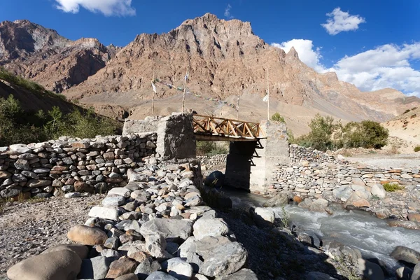 Bridge with prayer flags on Zanskar trek, Ladakh — Stock Photo, Image