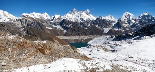 Everest, Lhotse, Makalu y Gokyo Lake desde Renjo La pass — Foto de Stock