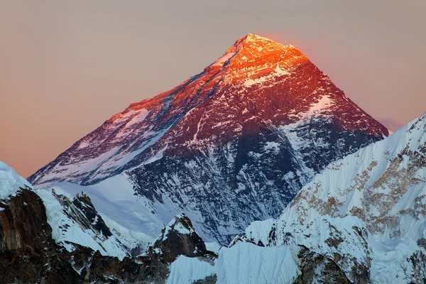 Evening colored view of Mount Everest from Gokyo R — Stock Photo, Image