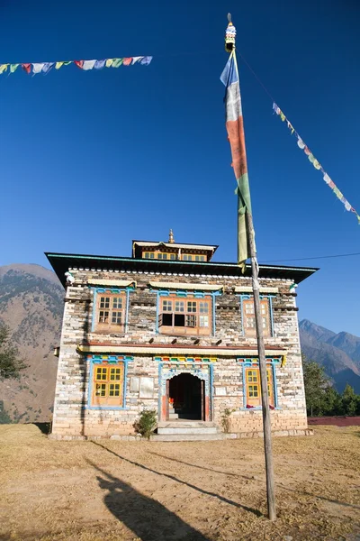 Mosteiro budista ou gompa na aldeia de Kharikhola — Fotografia de Stock