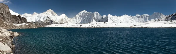 Mount Μακαλού πάνω από την λίμνη κοντά Kongma La περάσει — Φωτογραφία Αρχείου