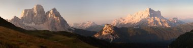 Sabah Panoramik dağ Civetta ve Mount Pelmo