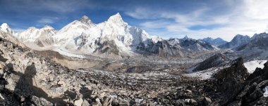 Güzel gökyüzü ve Khumbu buzul Everest Dağı