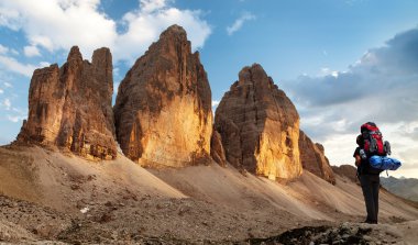 Drei Zinnen veya Tre Cime di Lavaredo ile uzun yürüyüşe çıkan kimse