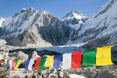 Everest Dağı'nın ana kamp Budist dua bayrakları ile