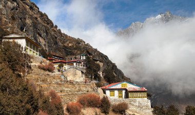 Thame gompa Khumbu manastırda dua bayrakları ile-