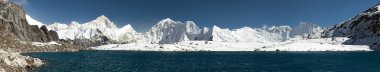 Mount Makalu göl kenarında Kongma La yukarıda geçmek