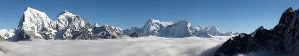 Panoramatických scenérií pohled z Gokyo Ri — Stock fotografie