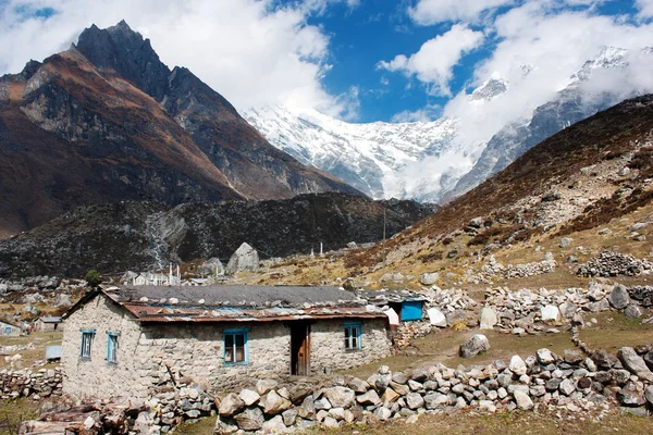 Nepalese building in Langtang valley and Langtang peak — Stock Photo, Image