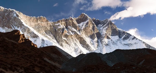 Ranní pohled na Lhotse a mraky na vrcholu — Stock fotografie