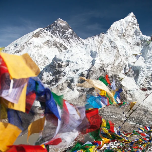 Blick auf Mount Everest mit buddhistischen Gebetsfahnen — Stockfoto