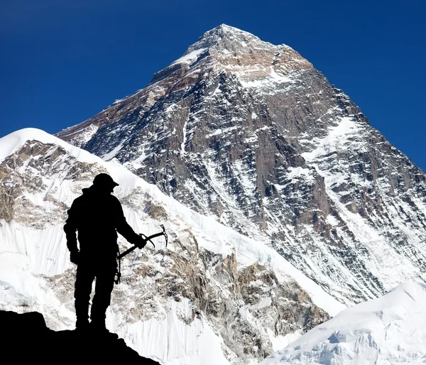 Mount Everest från Kala Patthar och silhuetten av man — Stockfoto