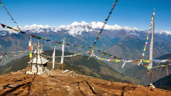 Stupa und Gebetsfahnen - nepal — Stockfoto