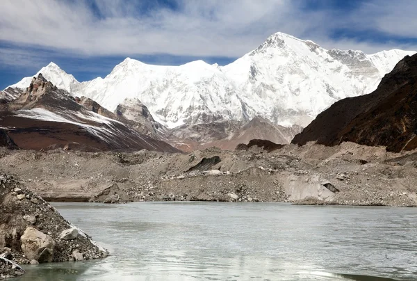 穿过冰川上装载 Cho 奥尤和湖视图 — 图库照片