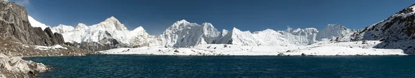 Monte Makalu acima do lago perto de Kongma La pass — Fotografia de Stock