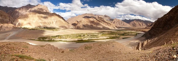 Vista desde el valle de Zanskar - pueblo de Zangla - Ladakh — Foto de Stock