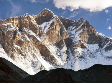 Lhotse ve bulutlar sabah görünümünü üstünde belgili tanımlık tepe