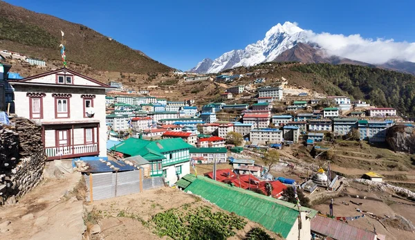 Vista de Namche bazar e monte thamserku — Fotografia de Stock