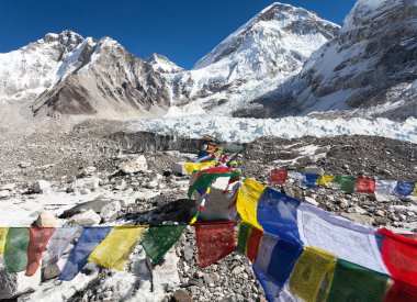 Everest Dağı'nın ana kamp Budist dua bayrakları ile