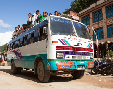 İnsanların üstüne autobus marka Tata Seyahat