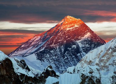 Akşam dağ herhangi bir zamanda Gokyo r görünümünü renkli