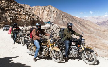 motocycles en yüksek yol geçişte Royal Enfield marka