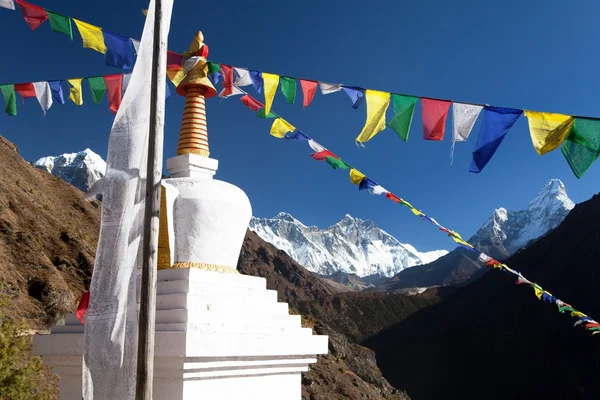 Estupa branca e bandeiras de oração perto de Namche Bazar — Fotografia de Stock