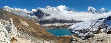 Everest Dağı, Lhotse Zirvesi, Ngozumba Buzulu, Renjo La Geçidi 'nden Gokyo Gölü ve köyü, Üç geçiş yolu, Khumbu Vadisi, Sagarmatha Ulusal Parkı, Nepal himalayas Dağları